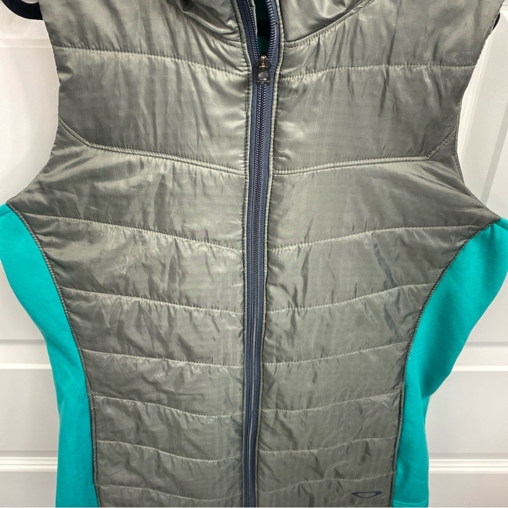 Oakley Women’s Gray And Teal Quilted Full Zip Puffer Swank Vest With Hood Medium - Picture 3 of 6